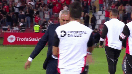 Mourinho ăn mừng cuồng nhiệt trong ngày trở lại Benfica sau 25 năm- Ảnh 1.