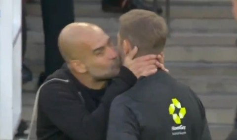 Phản ứng của CĐV khi HLV Pep Guardiola bất ngờ hôn trọng tài - Ảnh 1.