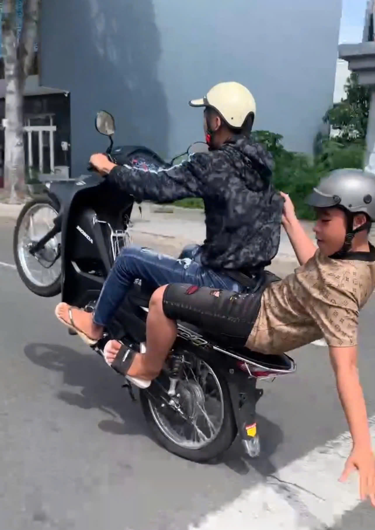 Xử lý 2 thiếu niên 'bốc đầu' xe máy để quay clip đăng Tiktok - Ảnh 1.