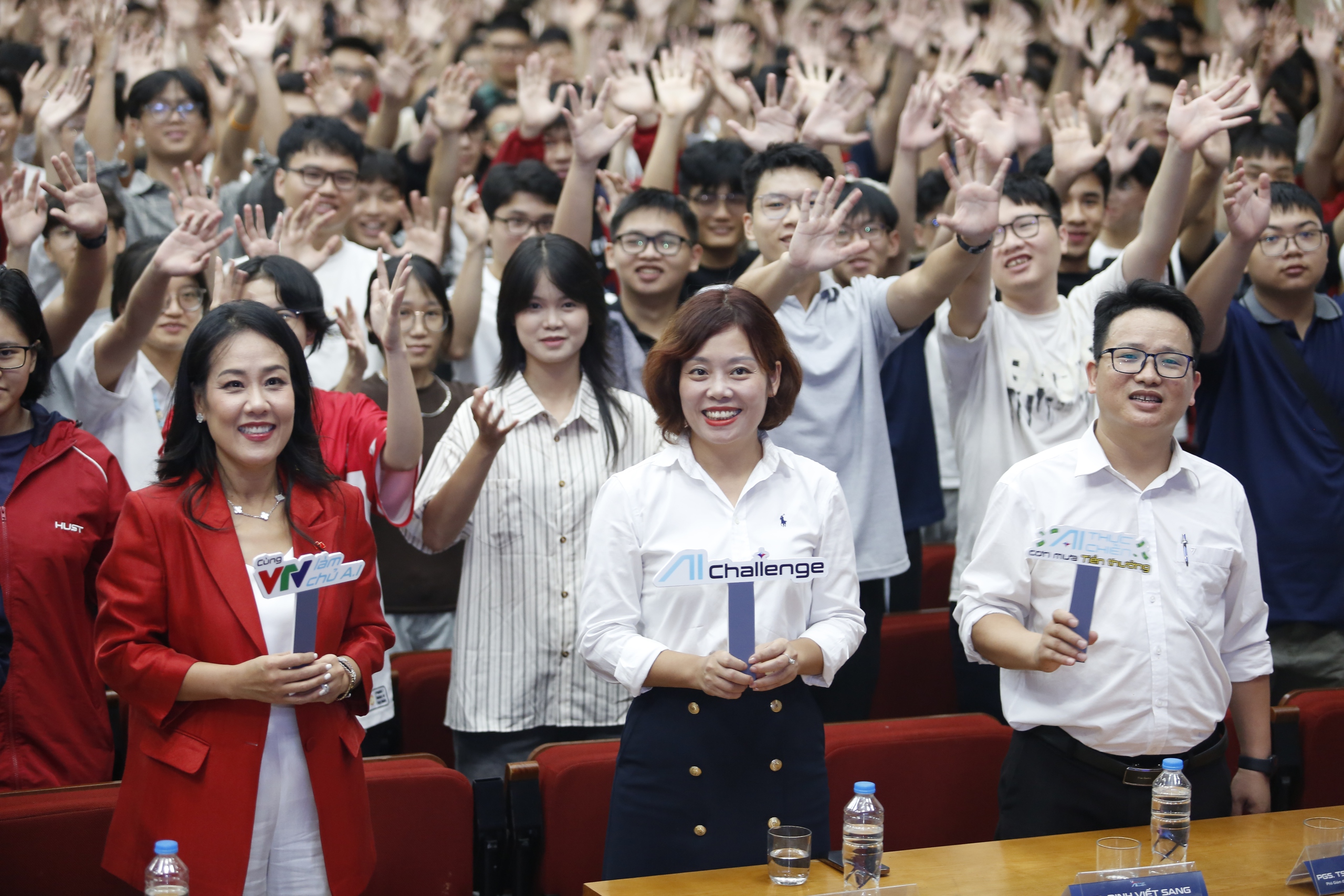 Gần 4000 sinh viên đã tham gia Unitour “A.I thực chiến”, Đại Học Bách Khoa bùng nổ đăng ký - Ảnh 2.
