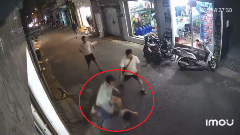 Một thanh niên bị 2 người cầm gậy đuổi đánh trong đêm, người đến can ngăn cũng bị uy hiếp - Ảnh 1.