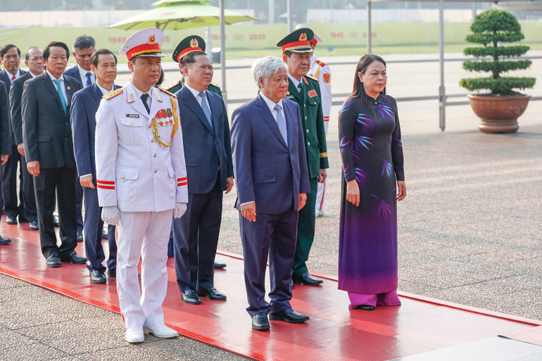 Đoàn đại biểu Đại hội Đảng bộ Mặt trận Tổ quốc, các đoàn thể Trung ương vào Lăng viếng Bác - Ảnh 2.