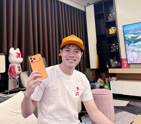 Tiền đạo Văn Toàn khoe vừa "đập hộp" chiếc điện thoại đắt đỏ, danh tính người thanh toán gây bất ngờ - Ảnh 1.