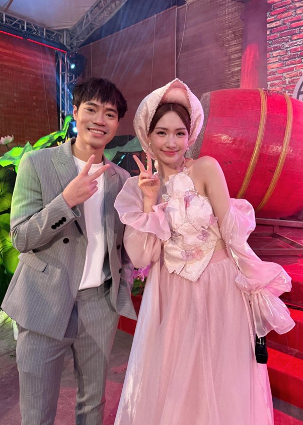 Tiền đạo Văn Toàn khoe vừa "đập hộp" chiếc điện thoại đắt đỏ, danh tính người thanh toán gây bất ngờ - Ảnh 2.