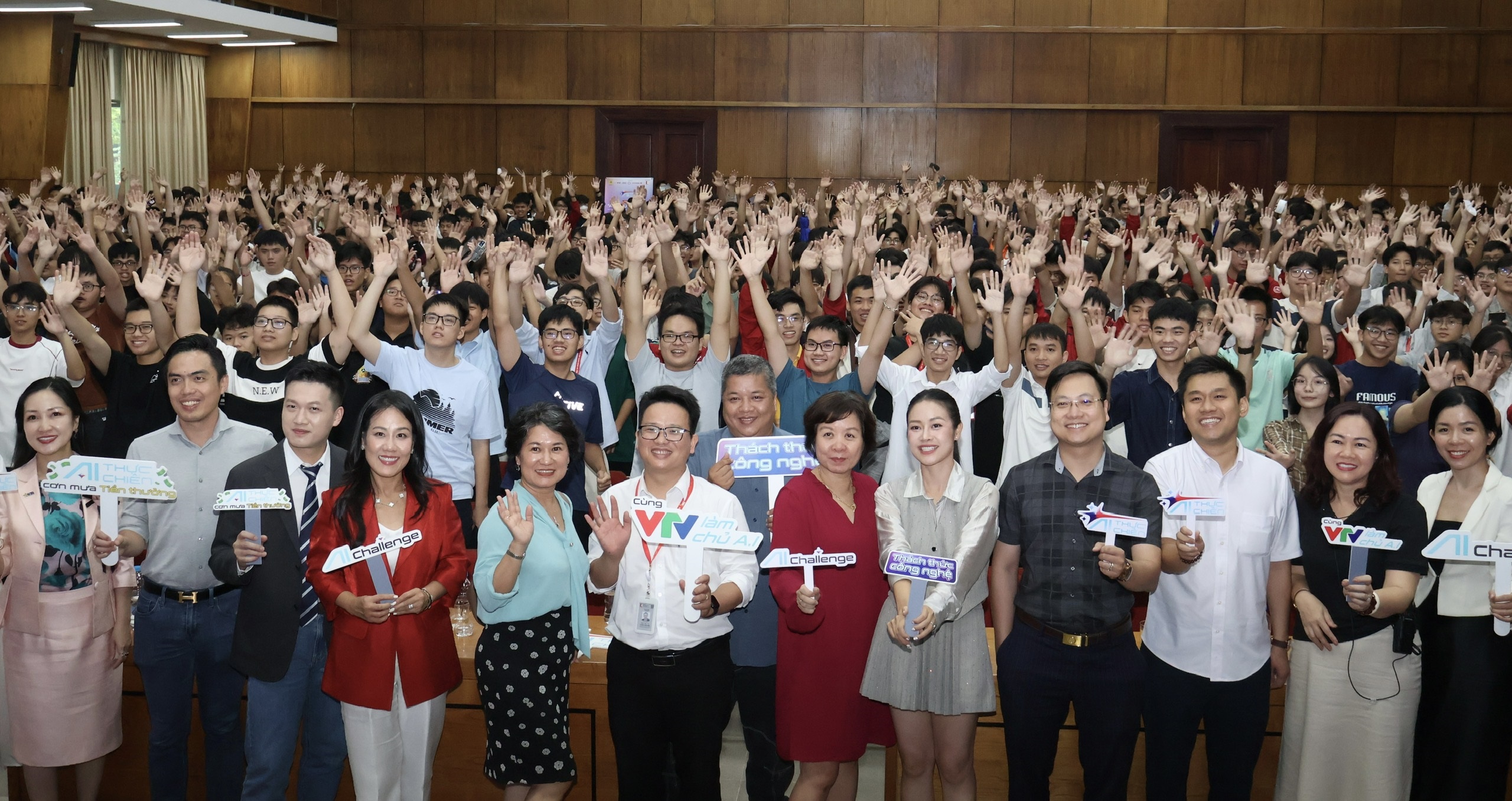Gần 4000 sinh viên đã tham gia Unitour “A.I thực chiến”, Đại Học Bách Khoa bùng nổ đăng ký - Ảnh 1.
