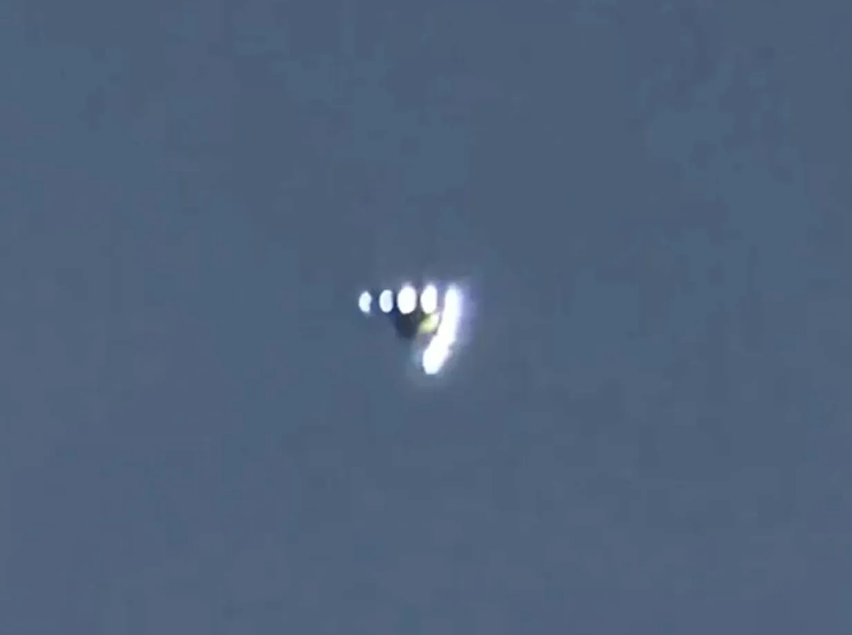Hai người dân phát hiện vật thể bay bí ẩn phát sáng trên bầu ...