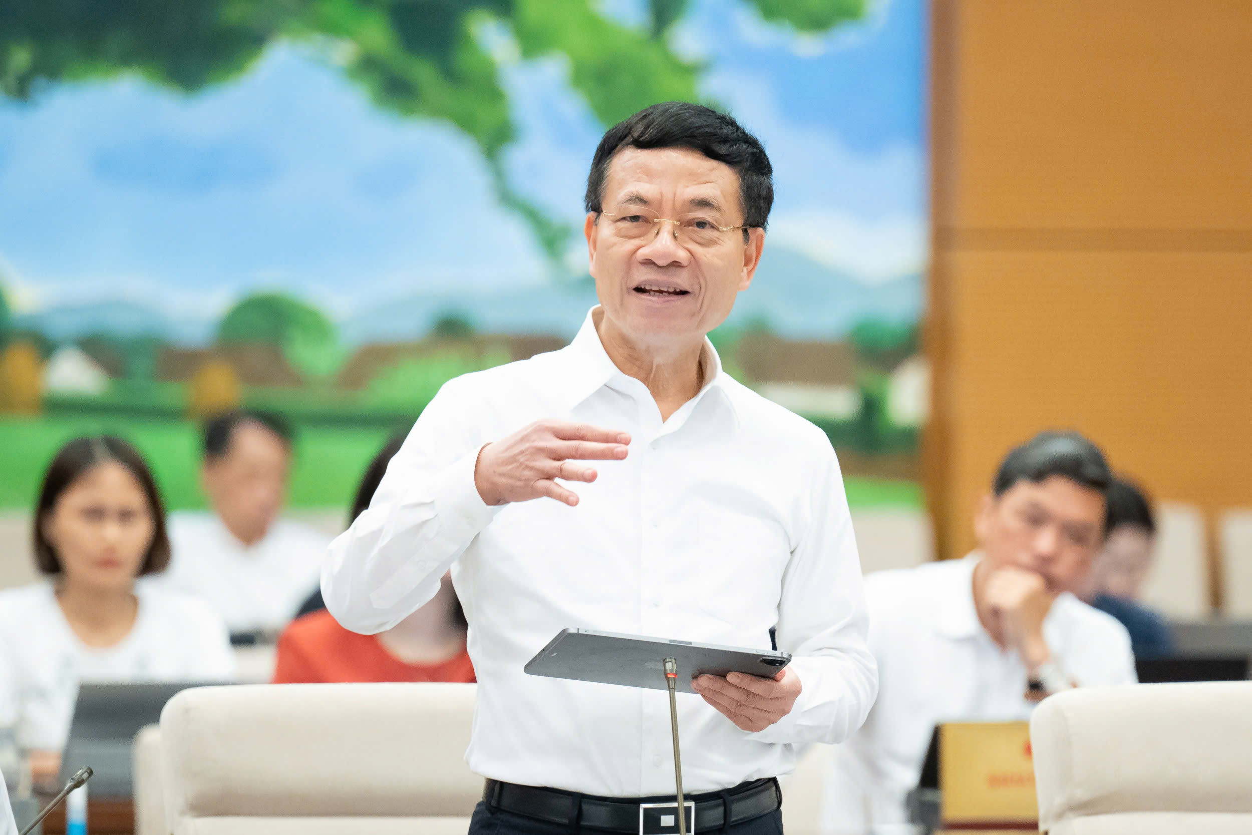 Bộ trưởng Nguyễn Mạnh Hùng: Nhiều trang tin doanh thu lớn hơn cơ quan báo chí- Ảnh 1.