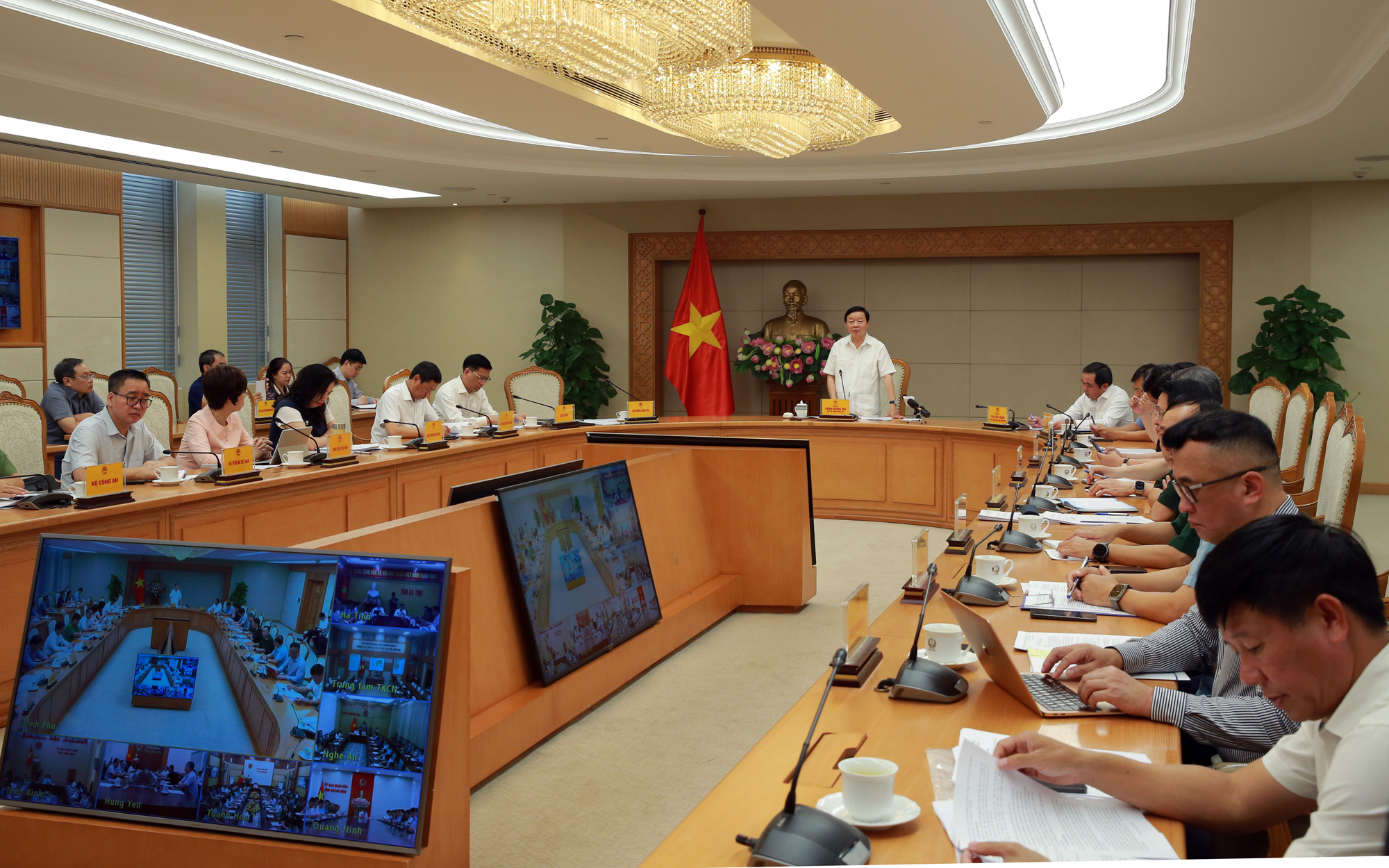 Ứng phó với siêu bão Ragasa, Phó Thủ tướng yêu cầu không được chủ quan - Ảnh 2.