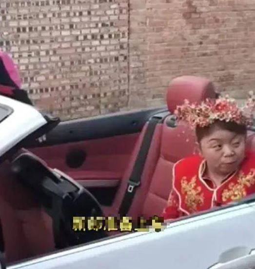 Cô dâu 50 tuổi cưới chú rể 30 tuổi, dân mạng dậy sóng - Ảnh 2.