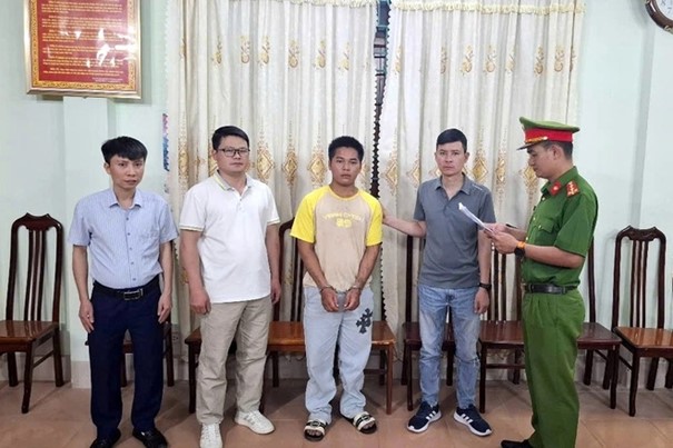 Tạm giữ 2 "yêu râu xanh" chuốc rượu bé gái để hiếp dâm - Ảnh 2.