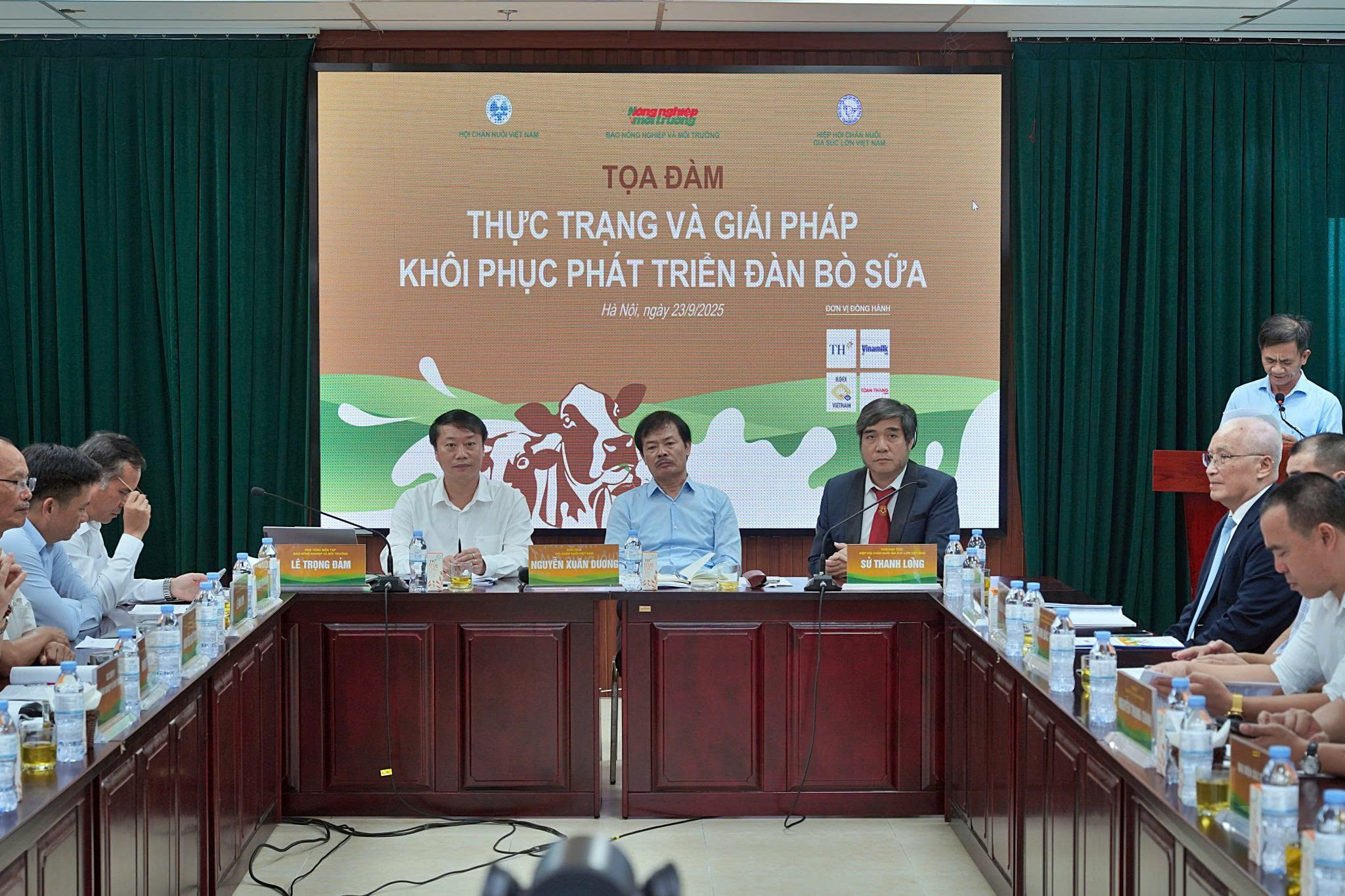 Nghịch lý ngành sữa: Chế biến bùng nổ nhưng quy mô lao dốc - Ảnh 2.