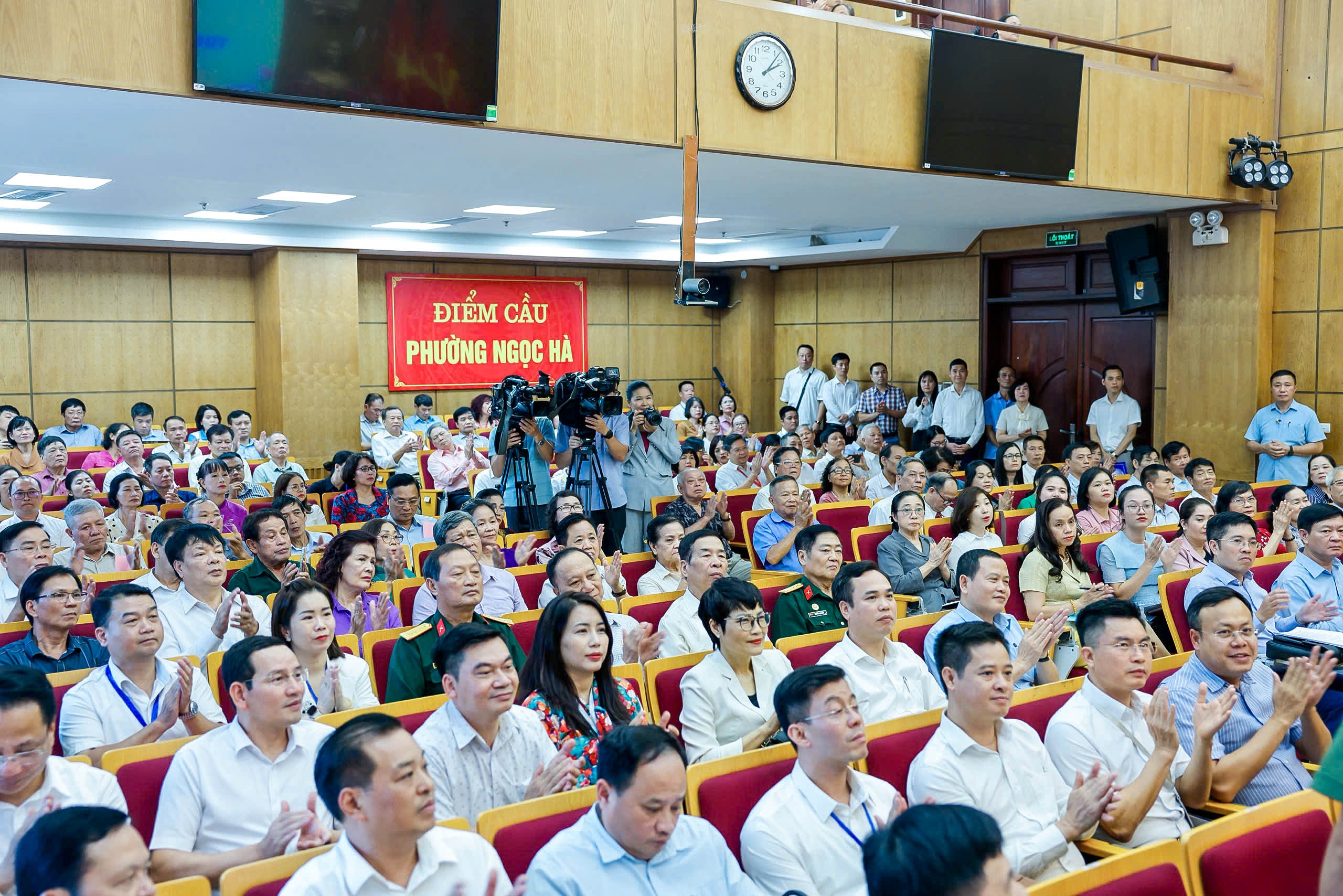 Tổng Bí thu Tô Lâm tiếp xúc cử tri 11 phường ở Hà Nội - Ảnh 7.