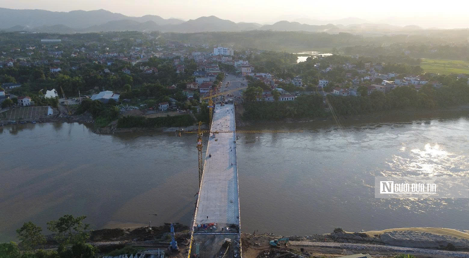 Cầu Phong Châu hoàn thiện những hạng mục cuối, chuẩn bị khánh thành- Ảnh 1.