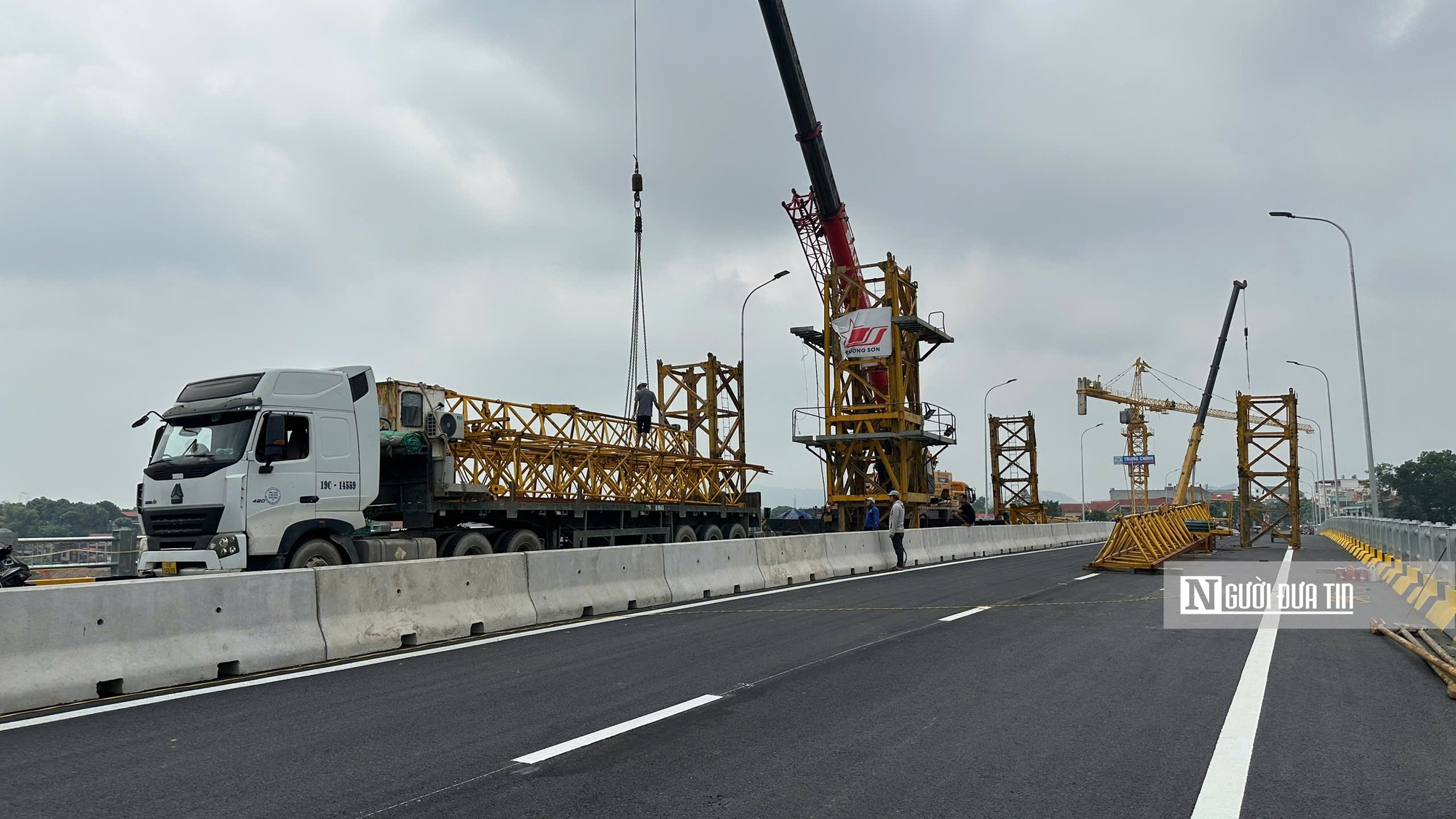 Cầu Phong Châu hoàn thiện những hạng mục cuối, chuẩn bị khánh thành- Ảnh 2.