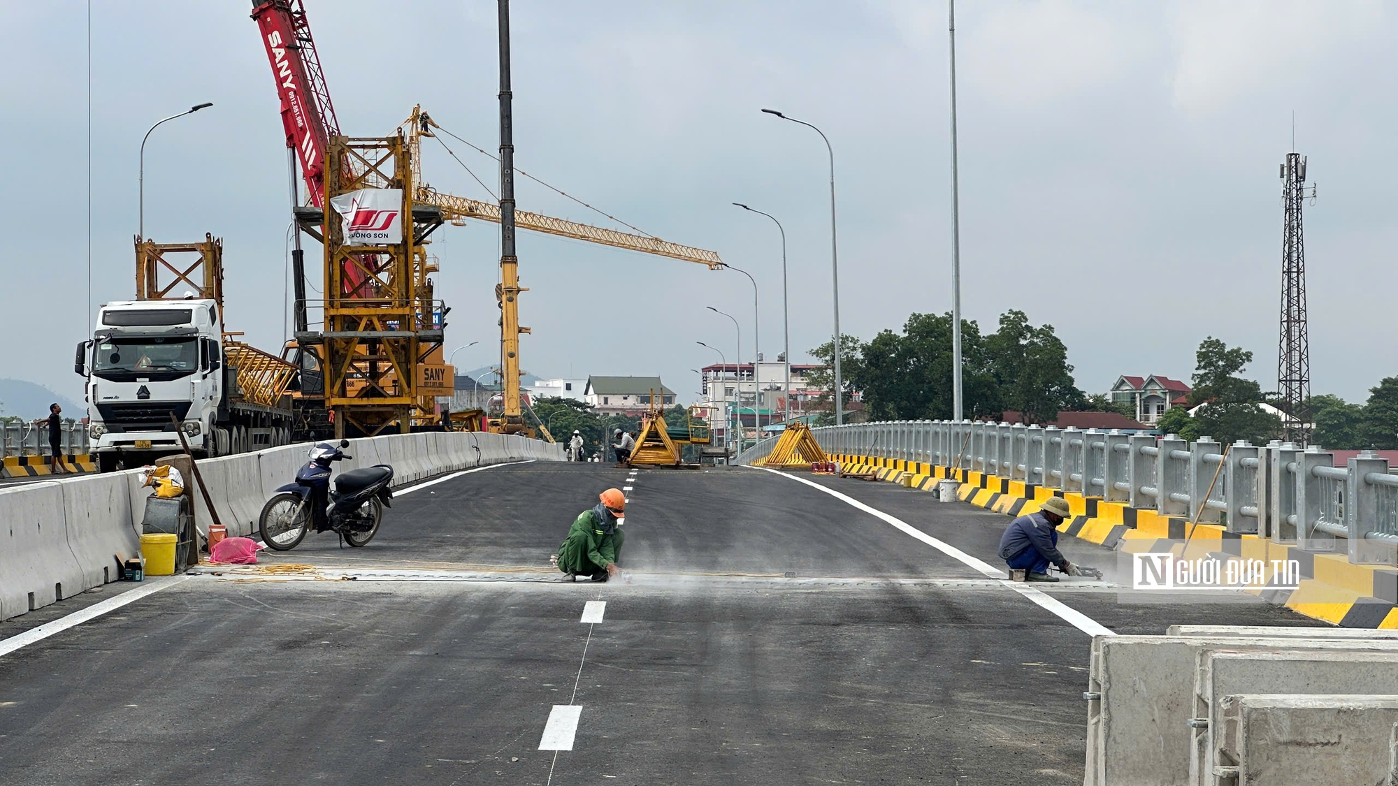 Cầu Phong Châu hoàn thiện những hạng mục cuối, chuẩn bị khánh thành- Ảnh 3.