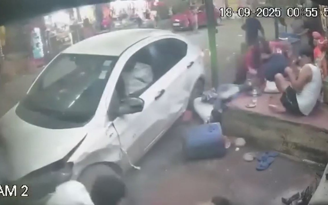 Xe buýt đâm trực diện ô tô, 5 người tử vong - Ảnh 1.