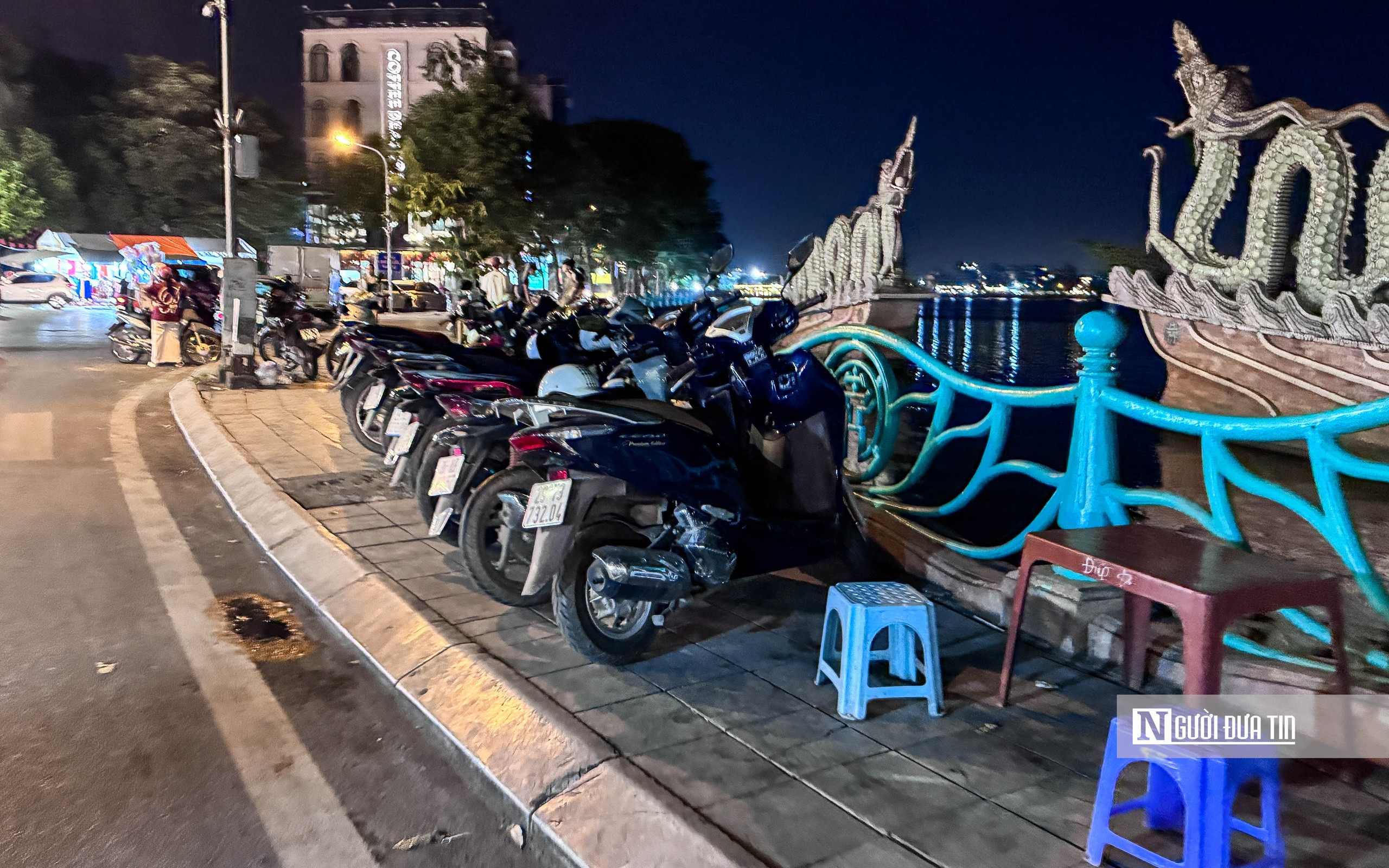 Hà Nội: Tái diễn tình trạng lấn chiếm vỉa hè xung quanh hồ Tây- Ảnh 20.