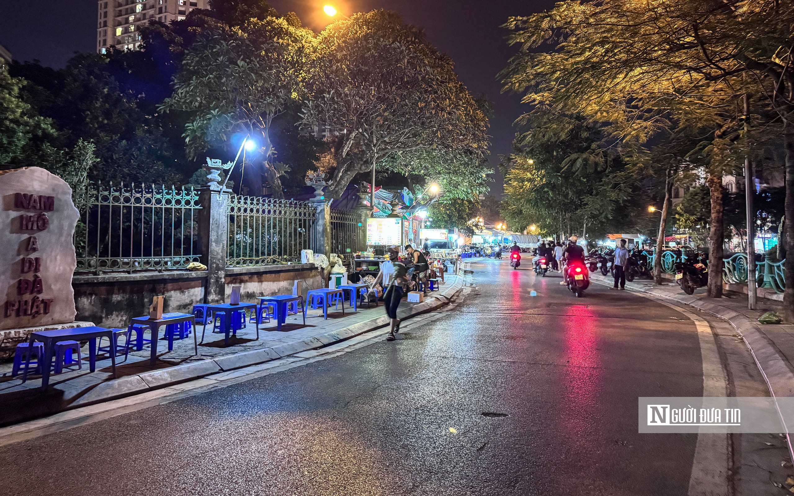 Hà Nội: Tái diễn tình trạng lấn chiếm vỉa hè xung quanh hồ Tây- Ảnh 19.