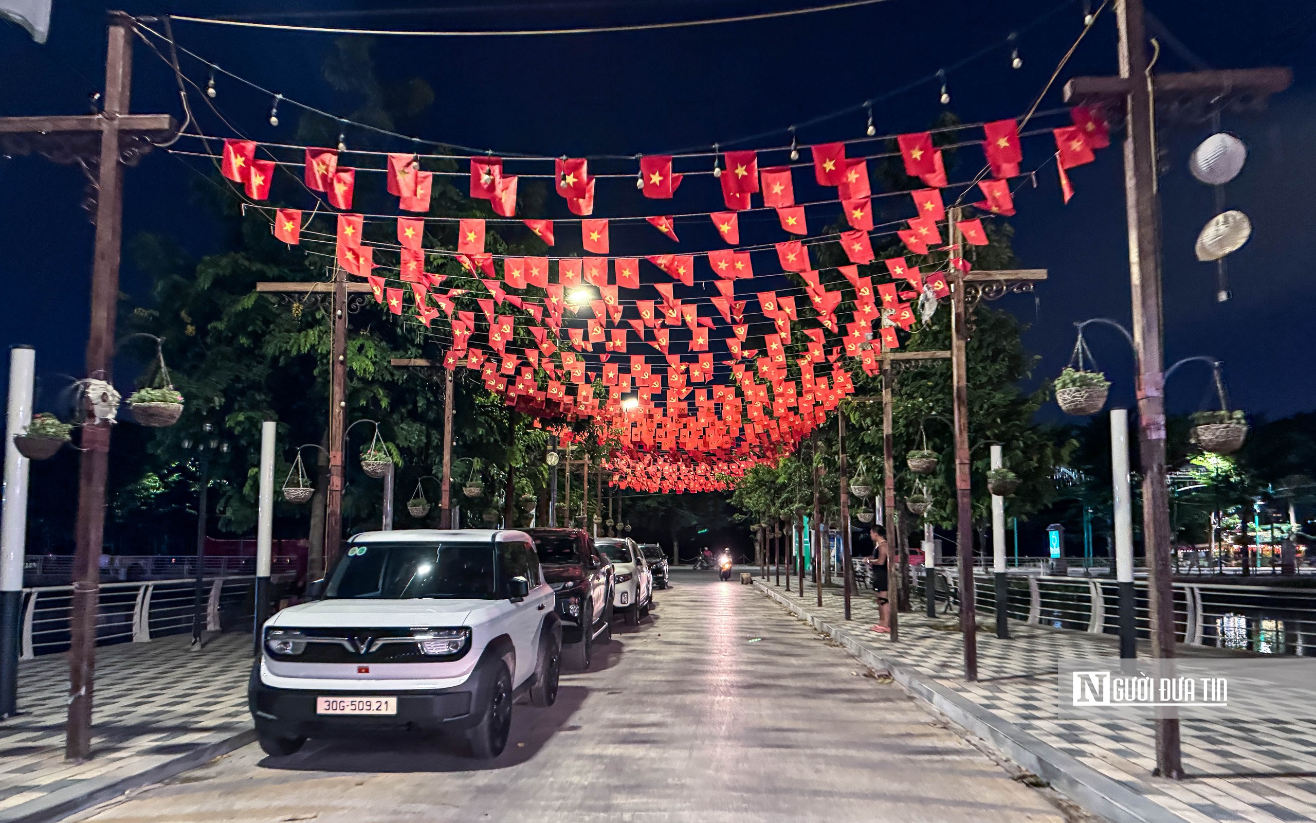 Hà Nội: Tái diễn tình trạng lấn chiếm vỉa hè xung quanh hồ Tây- Ảnh 29.