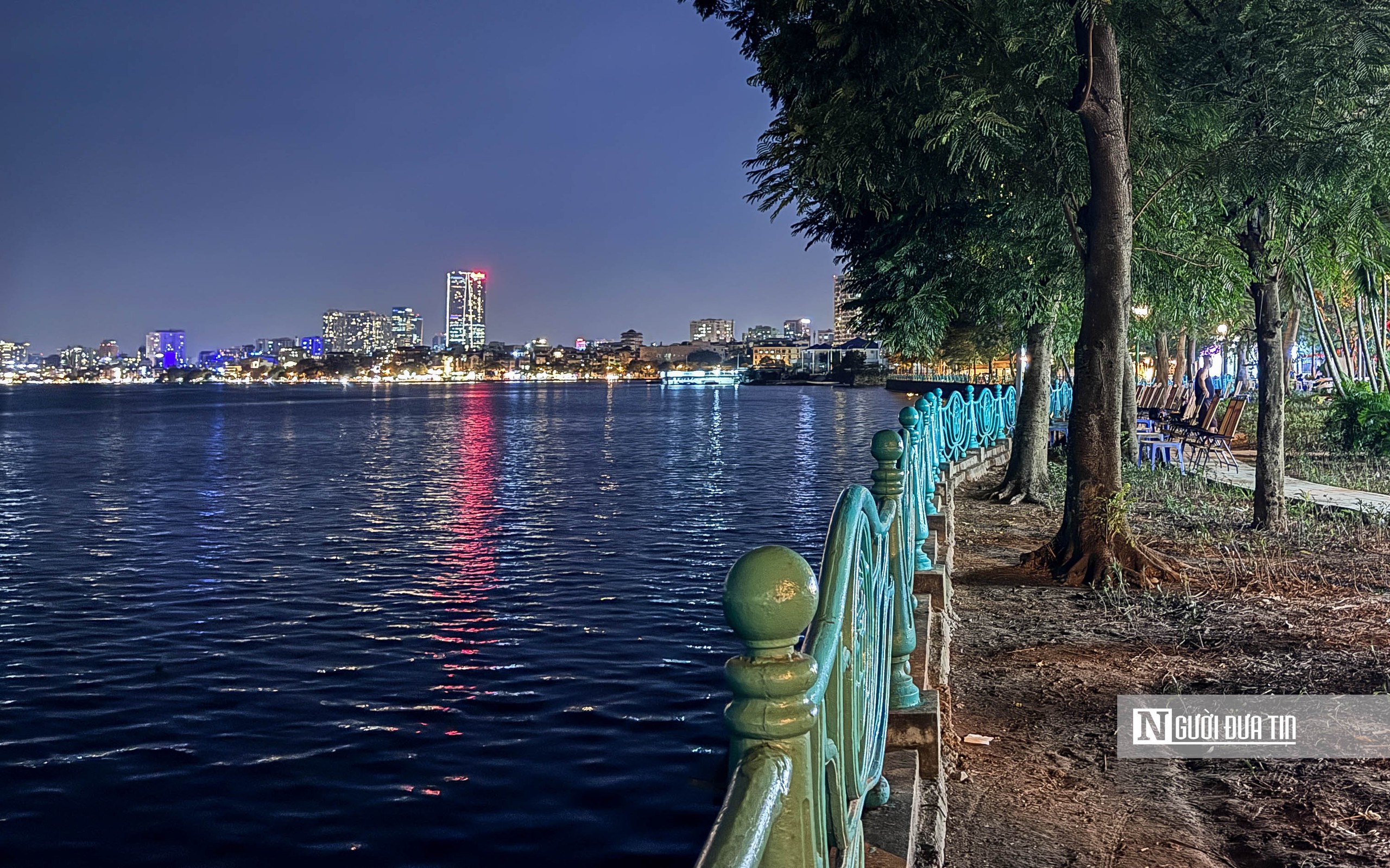 Hà Nội: Tái diễn tình trạng lấn chiếm vỉa hè xung quanh hồ Tây- Ảnh 9.