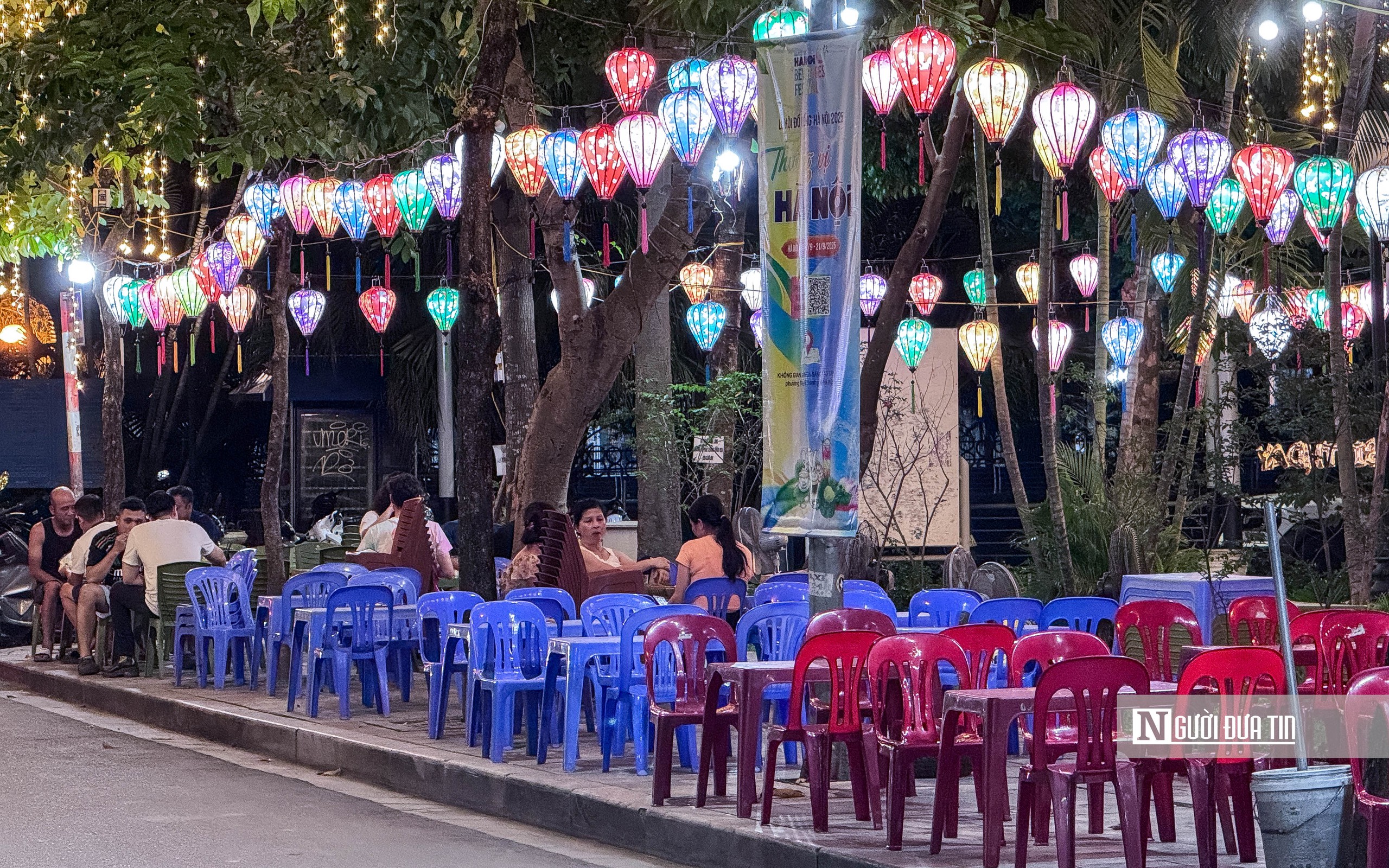 Hà Nội: Tái diễn tình trạng lấn chiếm vỉa hè xung quanh hồ Tây- Ảnh 27.