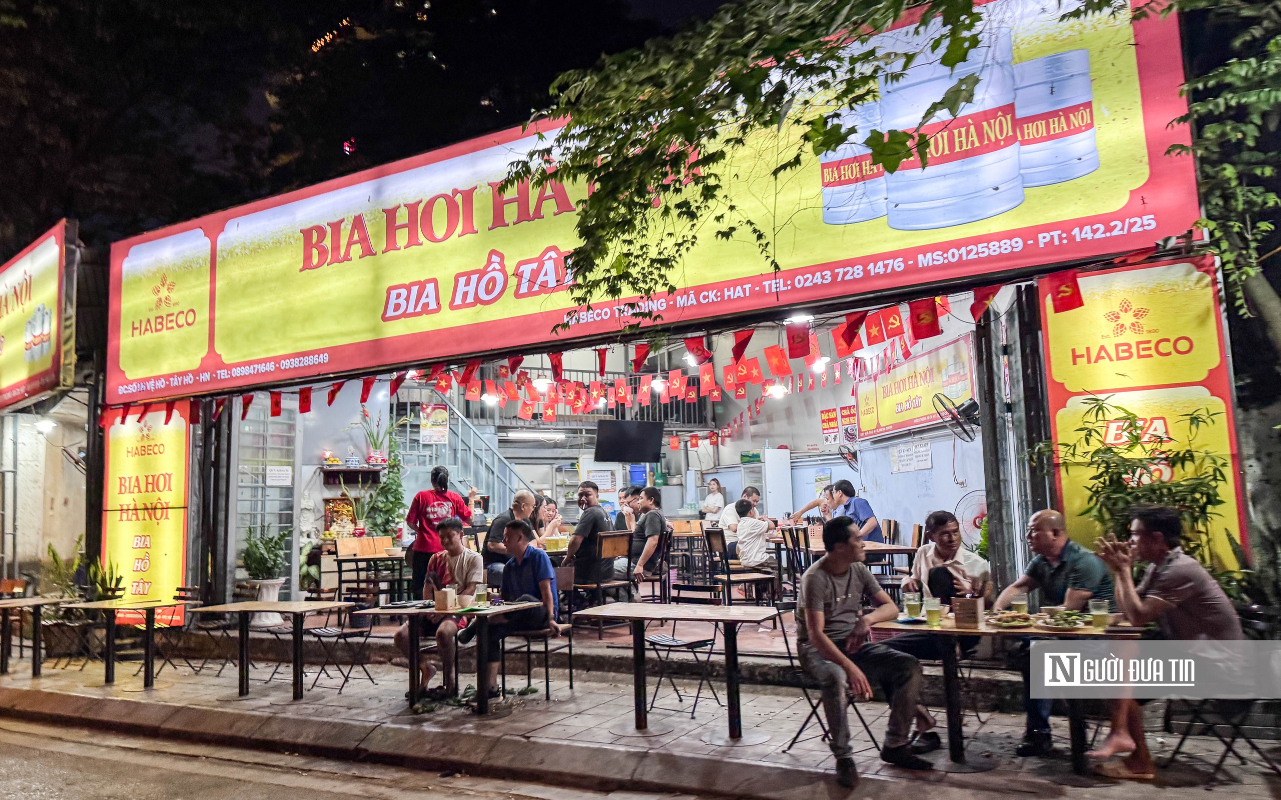 Hà Nội: Tái diễn tình trạng lấn chiếm vỉa hè xung quanh hồ Tây- Ảnh 12.