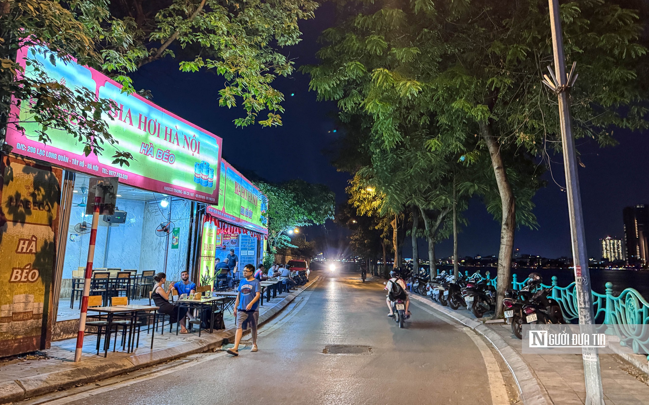 Hà Nội: Tái diễn tình trạng lấn chiếm vỉa hè xung quanh hồ Tây- Ảnh 11.