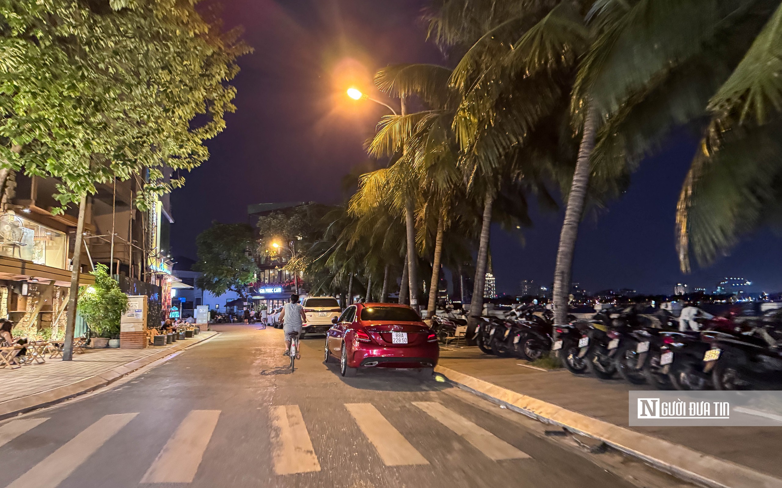 Hà Nội: Tái diễn tình trạng lấn chiếm vỉa hè xung quanh hồ Tây- Ảnh 16.