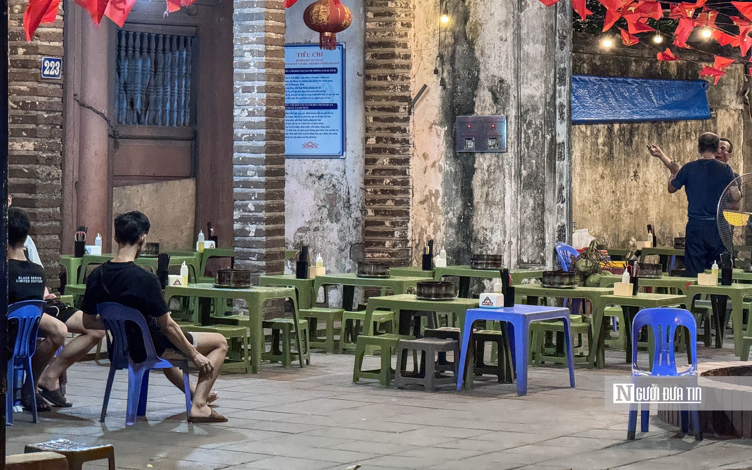 Hà Nội: Tái diễn tình trạng lấn chiếm vỉa hè xung quanh hồ Tây- Ảnh 15.