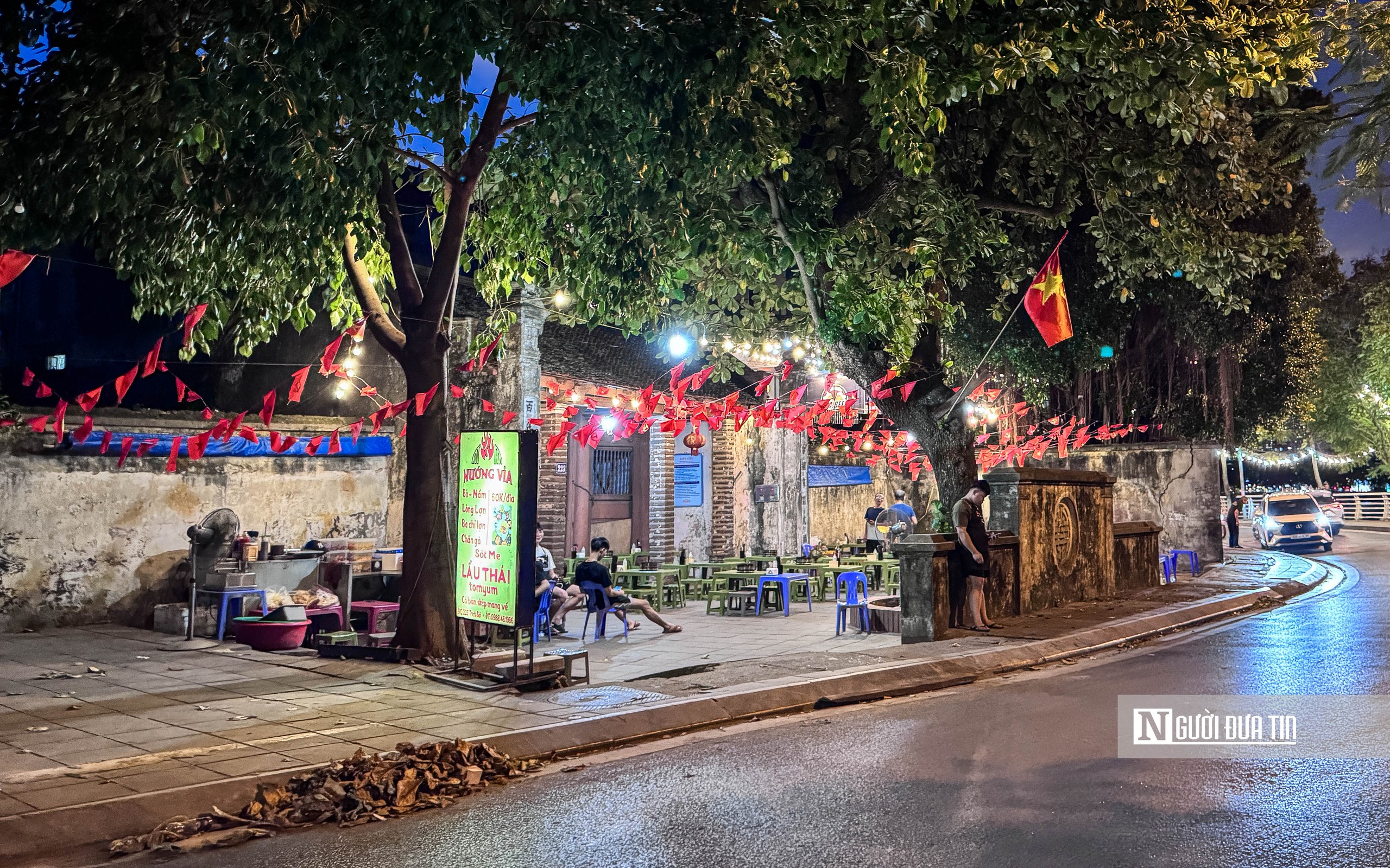 Hà Nội: Tái diễn tình trạng lấn chiếm vỉa hè xung quanh hồ Tây- Ảnh 14.