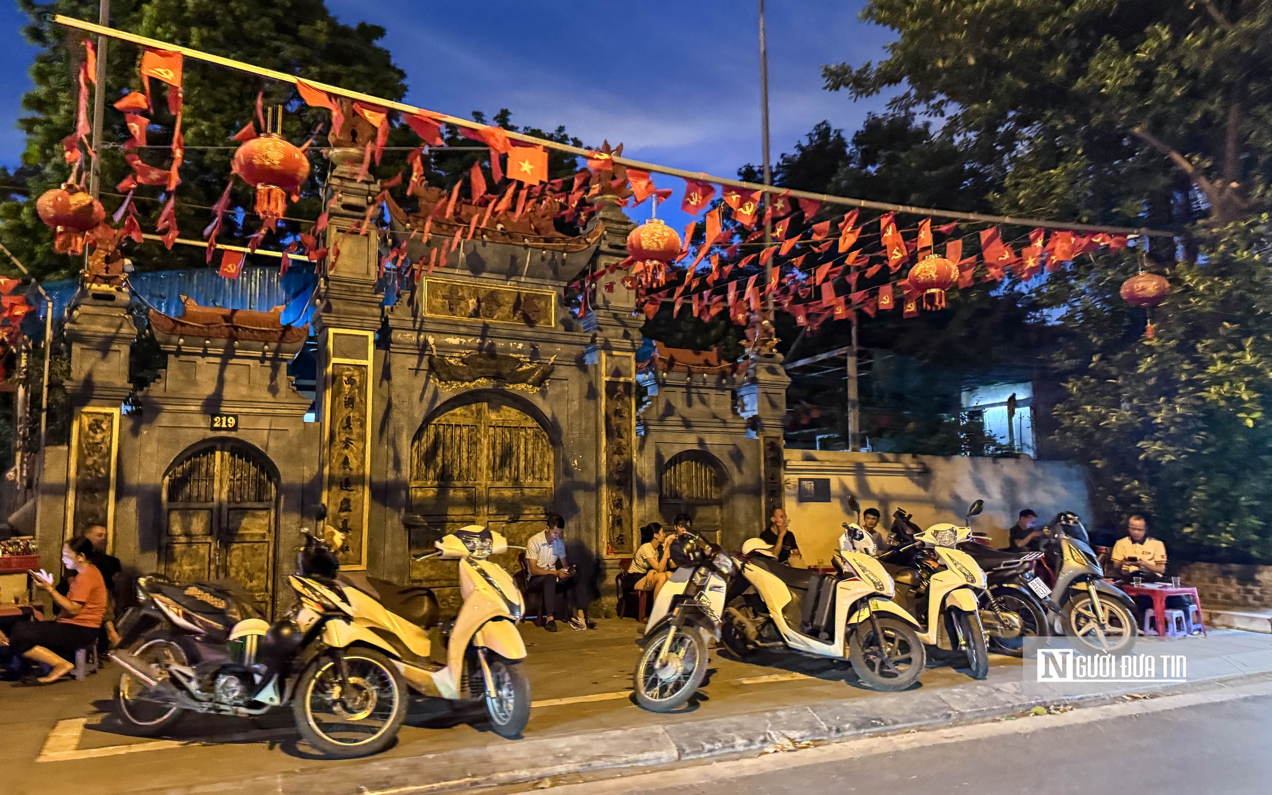 Hà Nội: Tái diễn tình trạng lấn chiếm vỉa hè xung quanh hồ Tây- Ảnh 13.