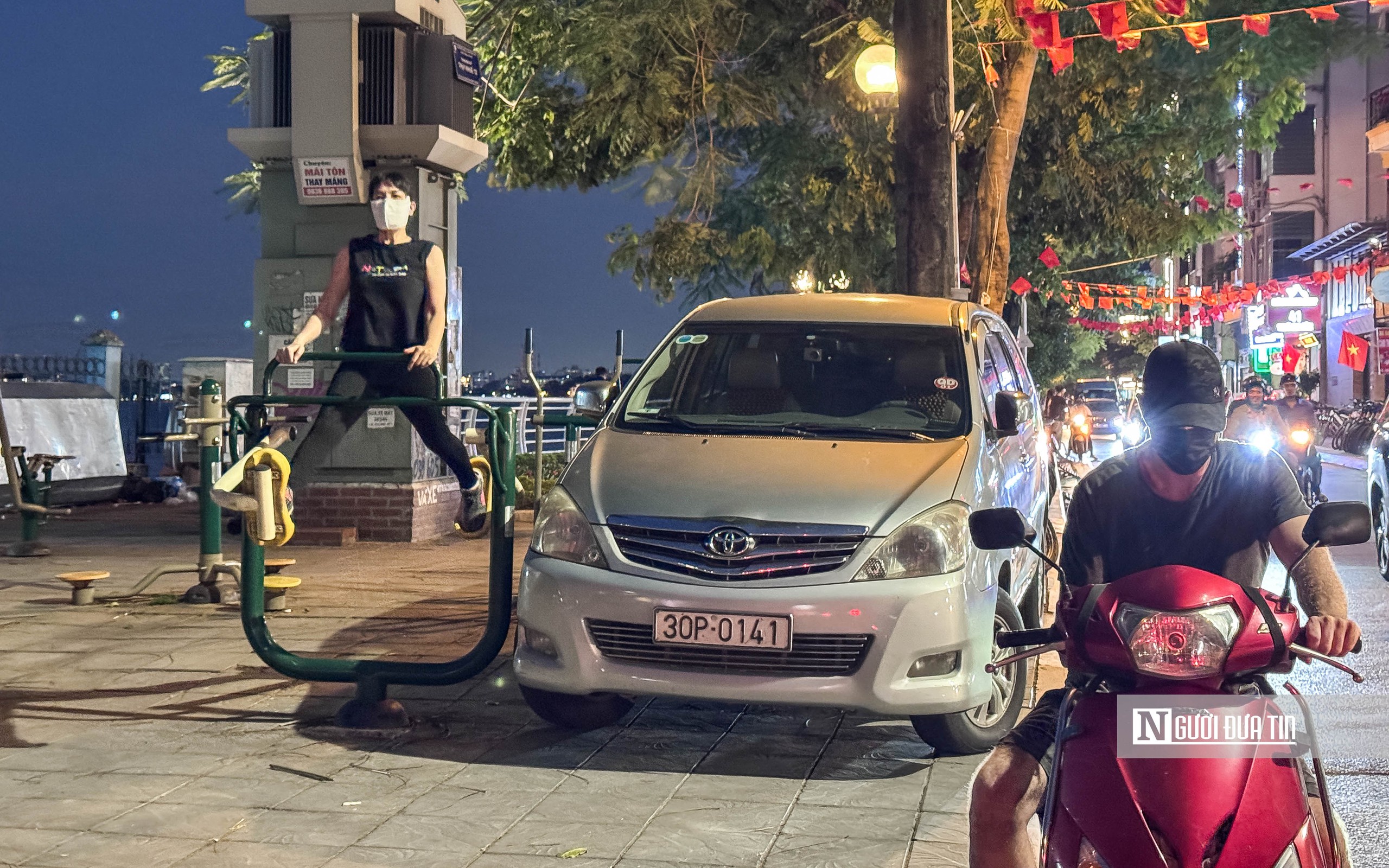 Hà Nội: Tái diễn tình trạng lấn chiếm vỉa hè xung quanh hồ Tây- Ảnh 4.