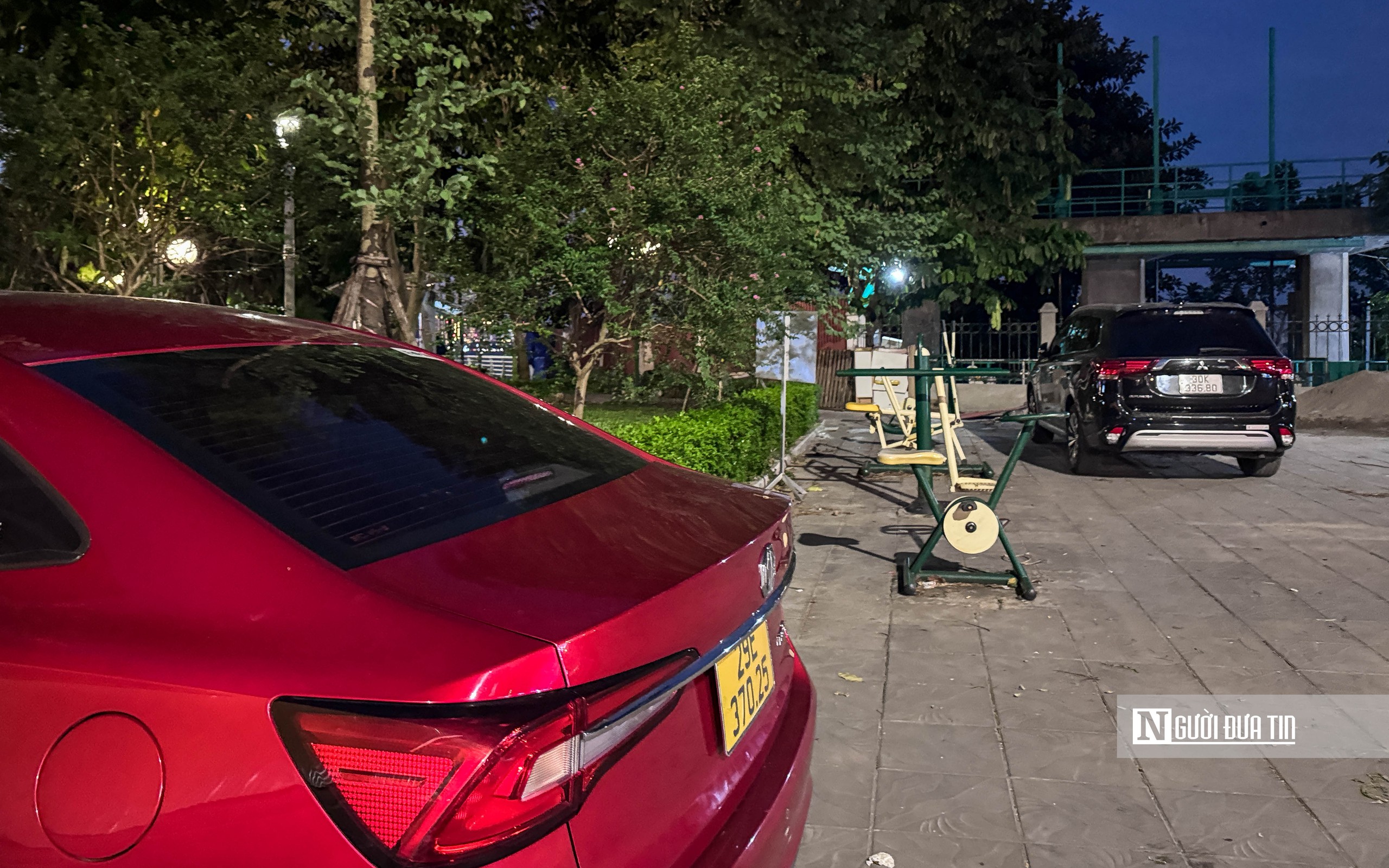 Hà Nội: Tái diễn tình trạng lấn chiếm vỉa hè xung quanh hồ Tây- Ảnh 5.