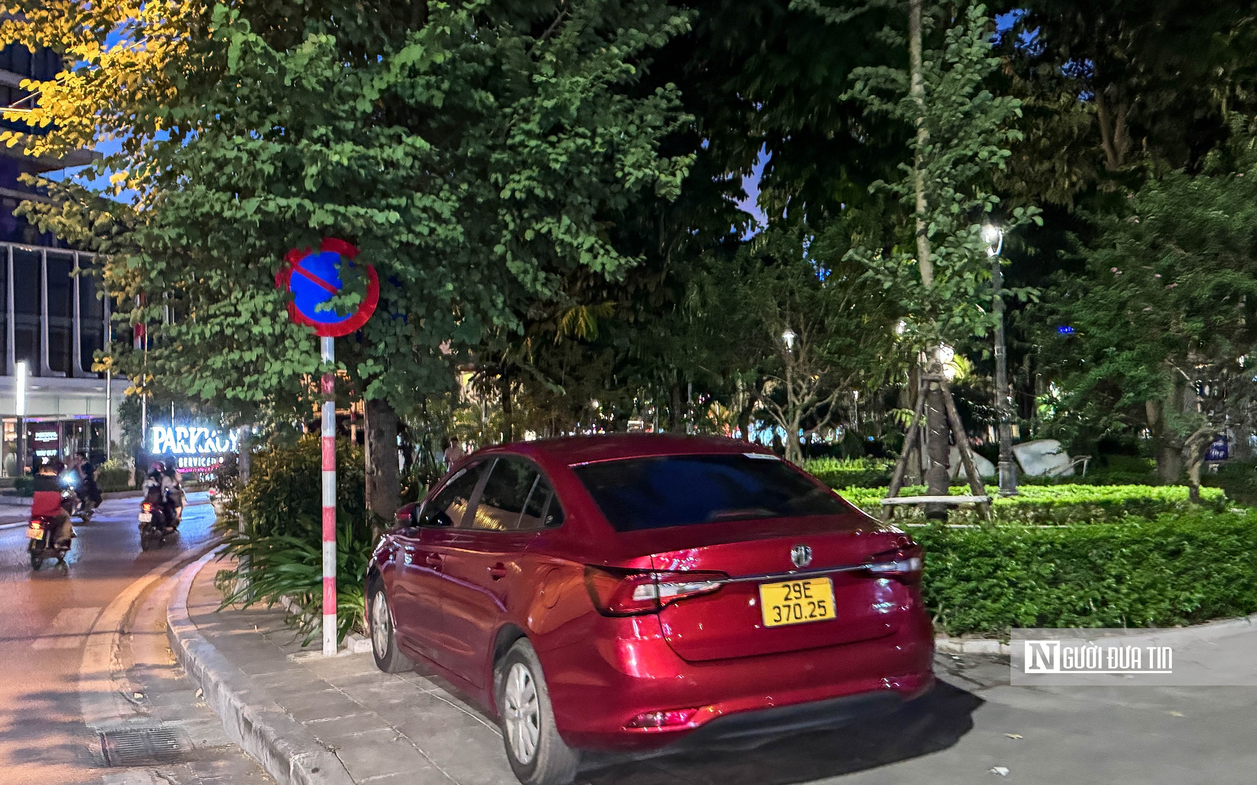 Hà Nội: Tái diễn tình trạng lấn chiếm vỉa hè xung quanh hồ Tây- Ảnh 3.
