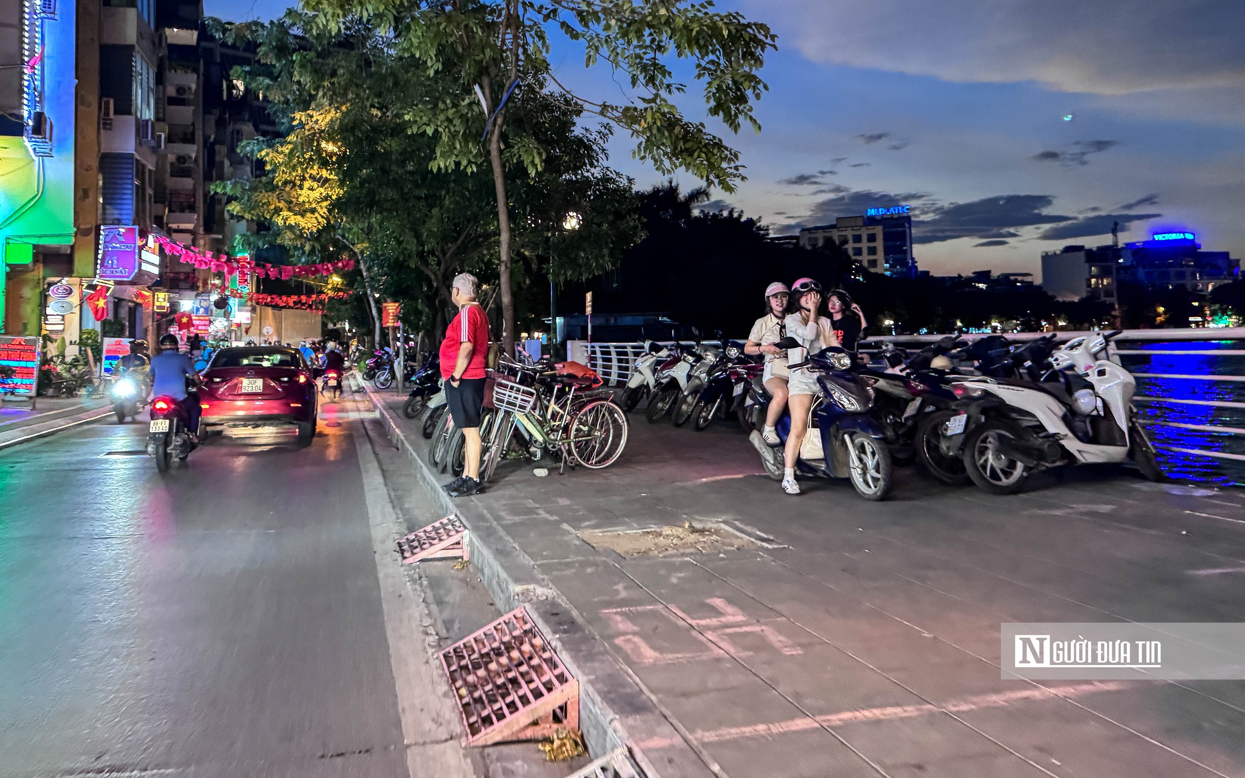 Hà Nội: Tái diễn tình trạng lấn chiếm vỉa hè xung quanh hồ Tây- Ảnh 1.