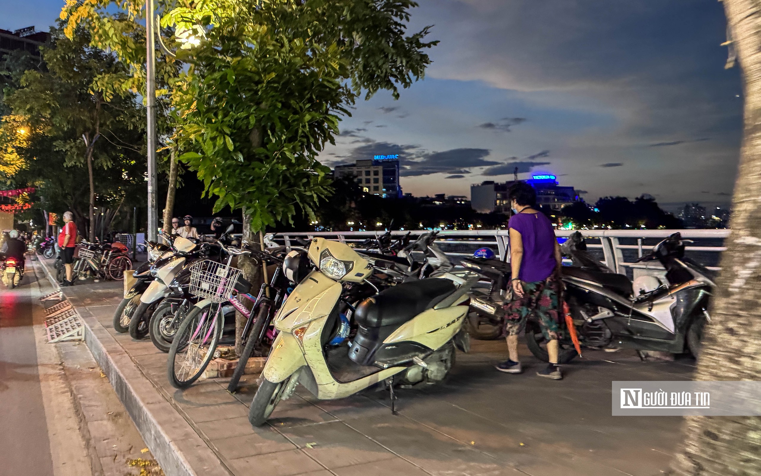 Hà Nội: Tái diễn tình trạng lấn chiếm vỉa hè xung quanh hồ Tây- Ảnh 2.
