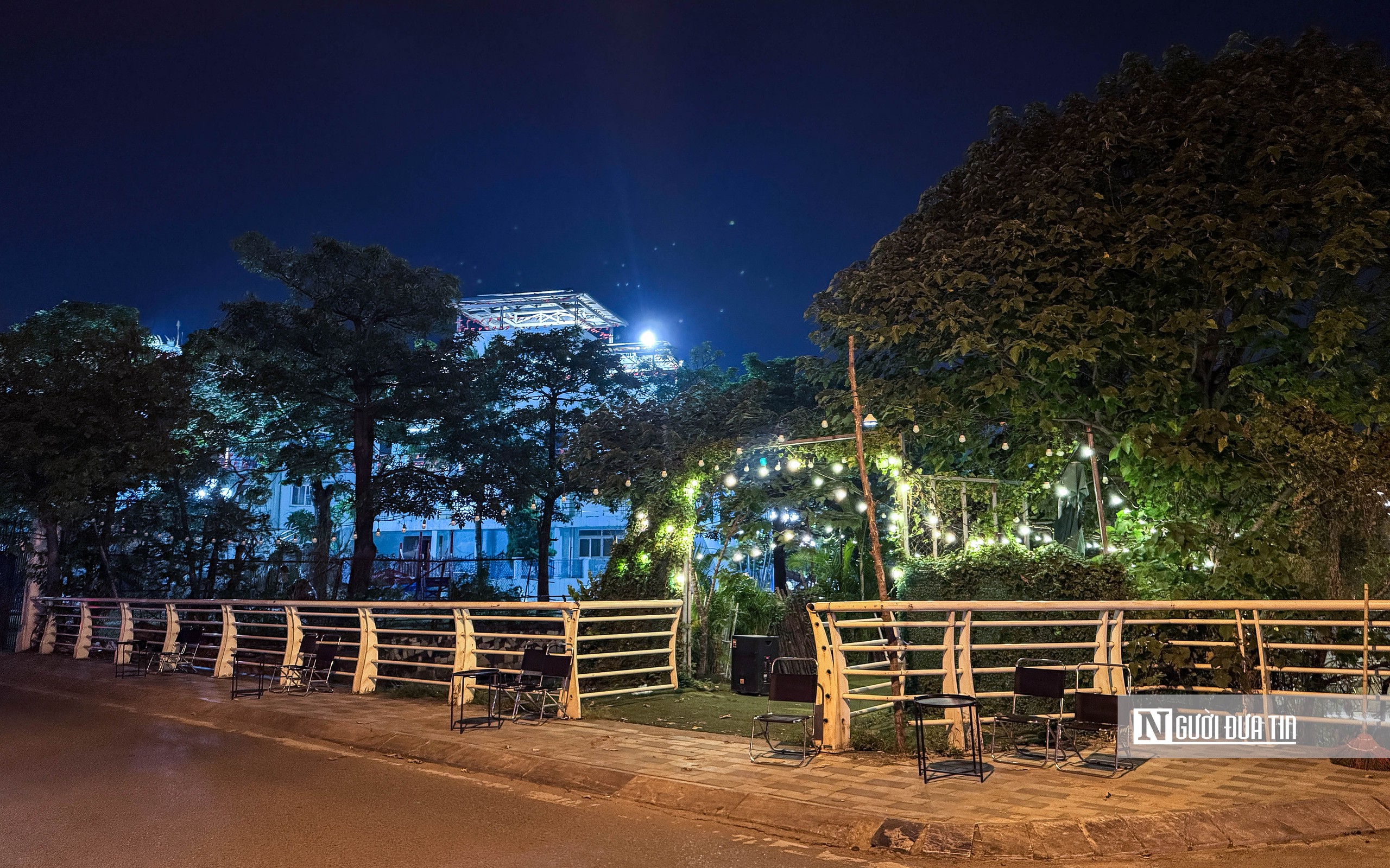 Hà Nội: Tái diễn tình trạng lấn chiếm vỉa hè xung quanh hồ Tây- Ảnh 24.
