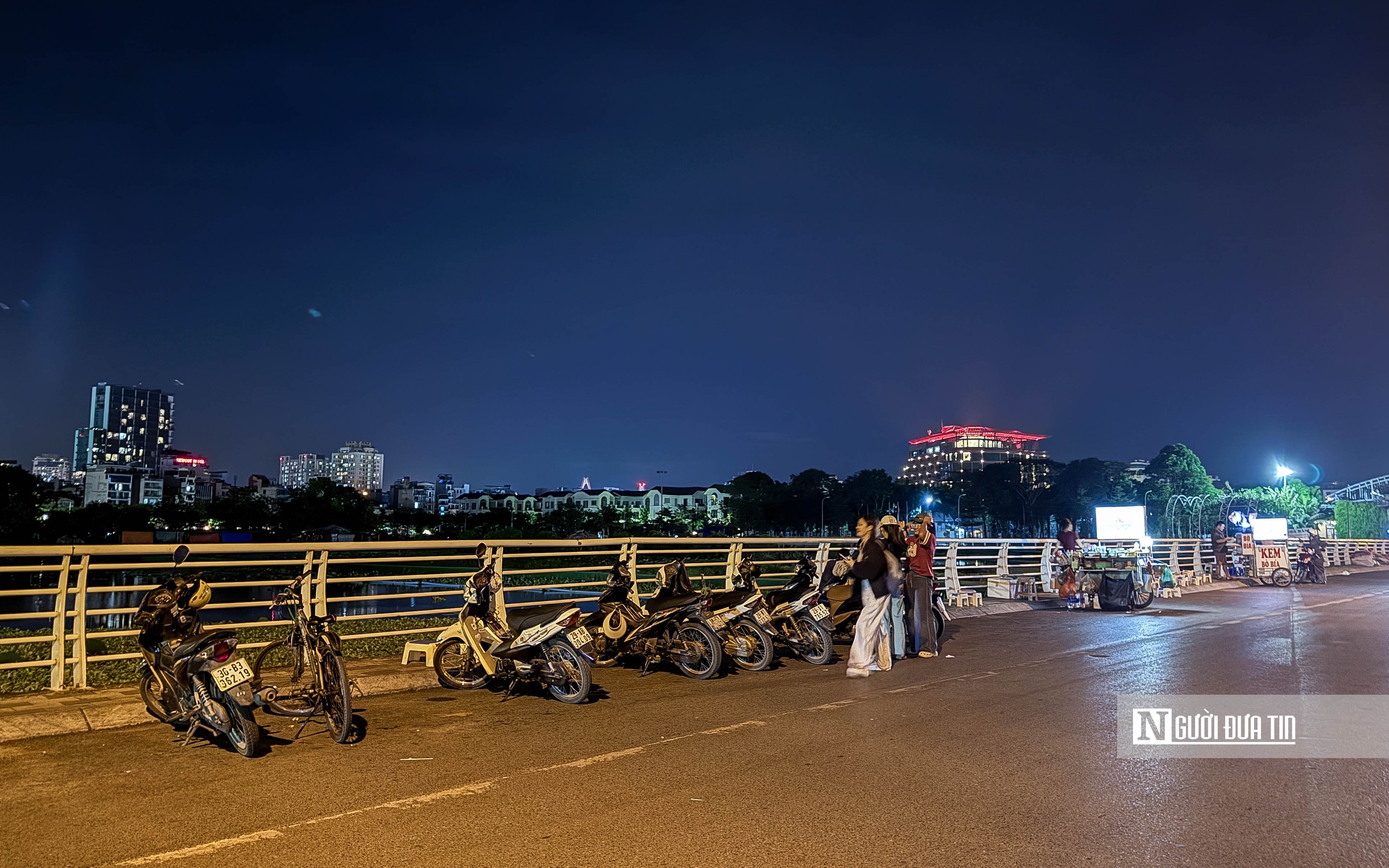Hà Nội: Tái diễn tình trạng lấn chiếm vỉa hè xung quanh hồ Tây- Ảnh 25.