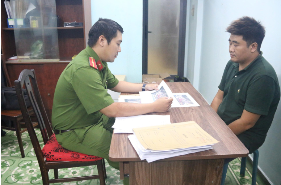 Vụ tài xế ô tô hành hung cụ ông U80 sau va chạm giao thông: Đã khởi tố bị can- Ảnh 2.