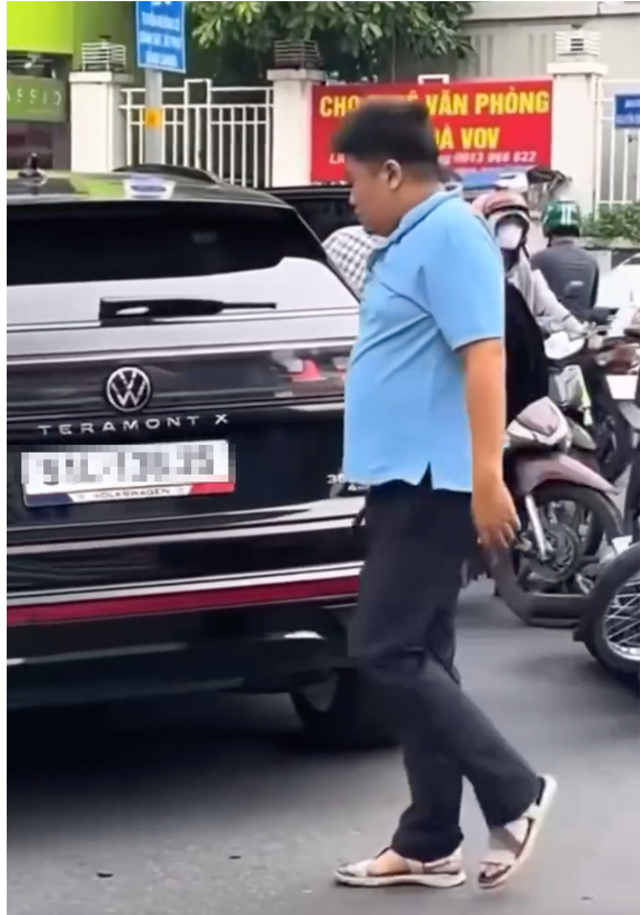 Vụ tài xế ô tô hành hung cụ ông U80 sau va chạm giao thông: Đã khởi tố bị can- Ảnh 1.