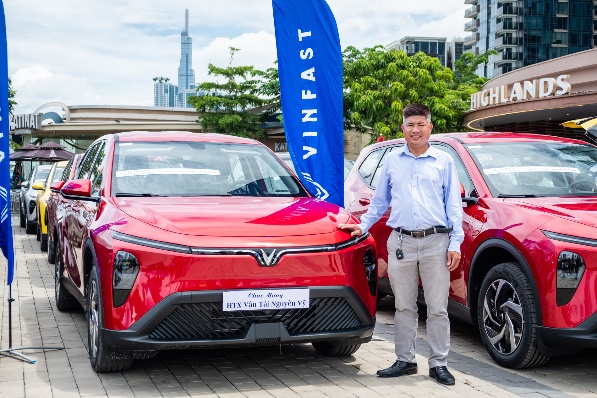 Khách mua 250 xe VinFast Limo Green: “Xe điện tối ưu lợi nhuận tốt hơn hẳn xe xăng” - Ảnh 1.