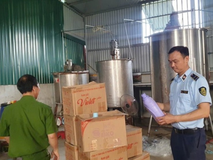 Khởi tố 6 đối tượng trong đường dây sản xuất nước tẩy rửa giả nhãn hiệu quy mô lớn- Ảnh 2.