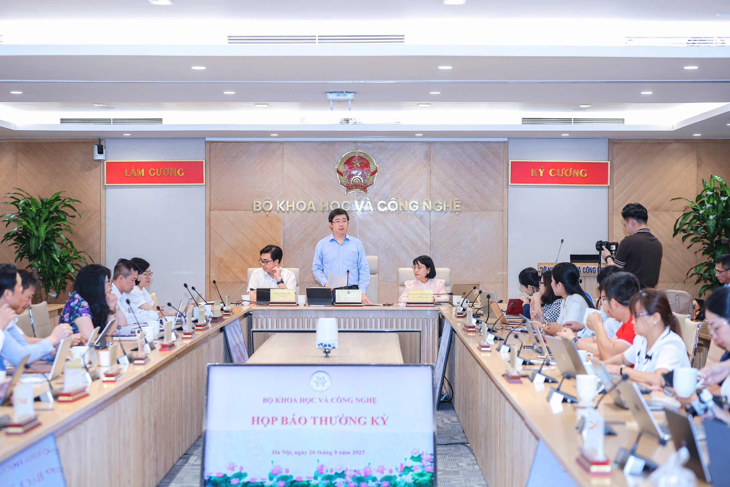 Đưa AI vào trường tiểu học: Cần xây dựng "hàng rào an toàn" để bảo vệ trẻ em- Ảnh 2.