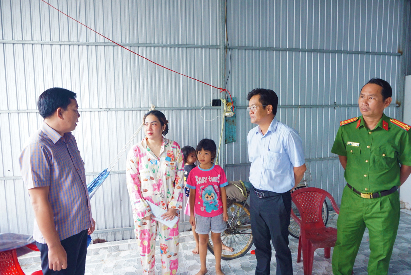 Bé 5 tuổi bại liệt bị đuối nước, tử vong - Ảnh 1.