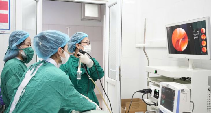 Người phụ nữ 57 tuổi bị tức ngực, bác sĩ gắp ra thứ "đáng sợ" bên trong - Ảnh 2.