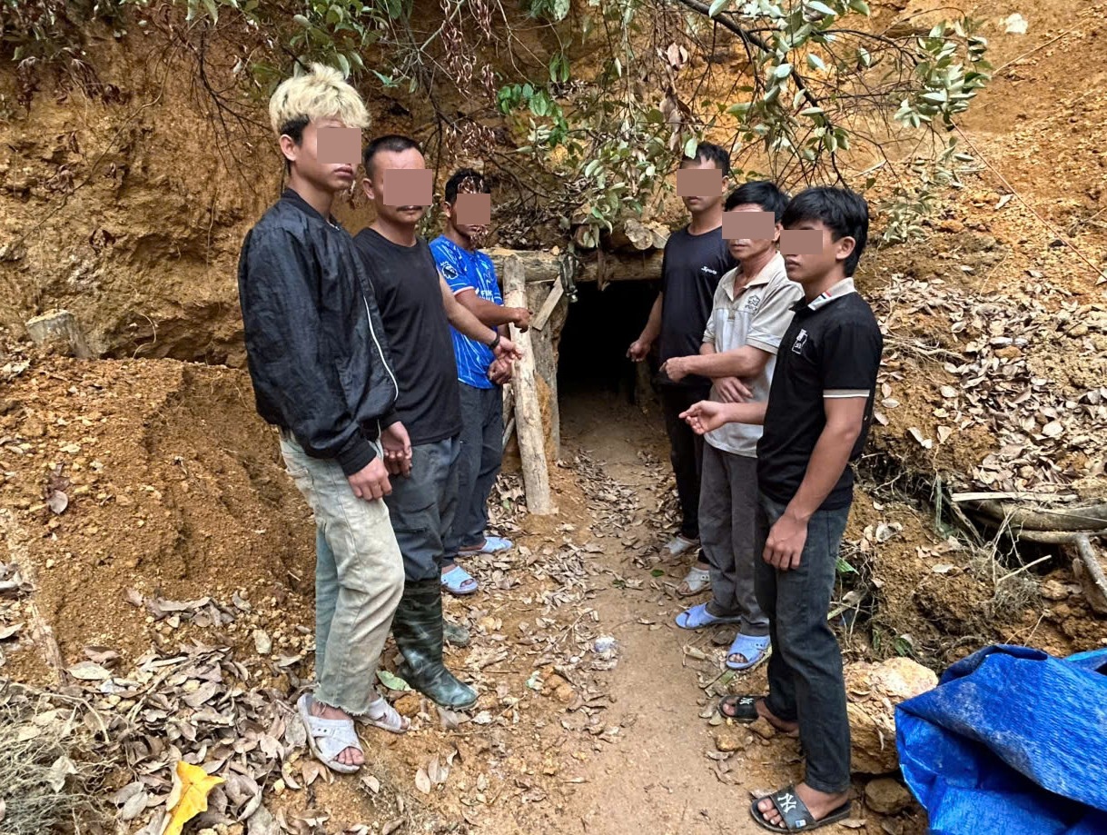 Phát hiện, bắt quả tang 7 người tổ chức khai thác vàng trái phép - Ảnh 1.