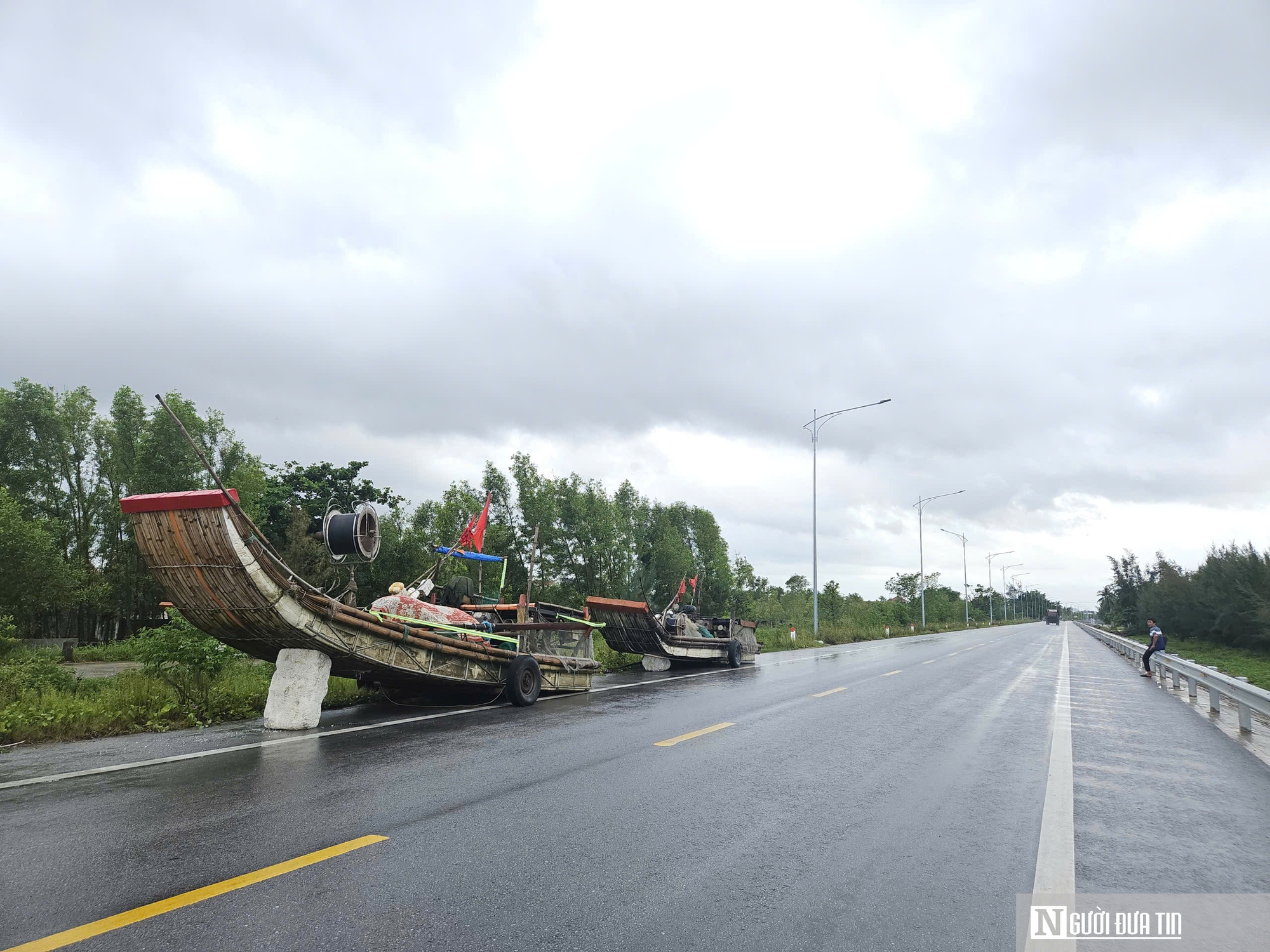 Lo bão số 10 đổ bộ, ngư dân Nghệ An chạy đua đưa thuyền bè đi tránh- Ảnh 10.