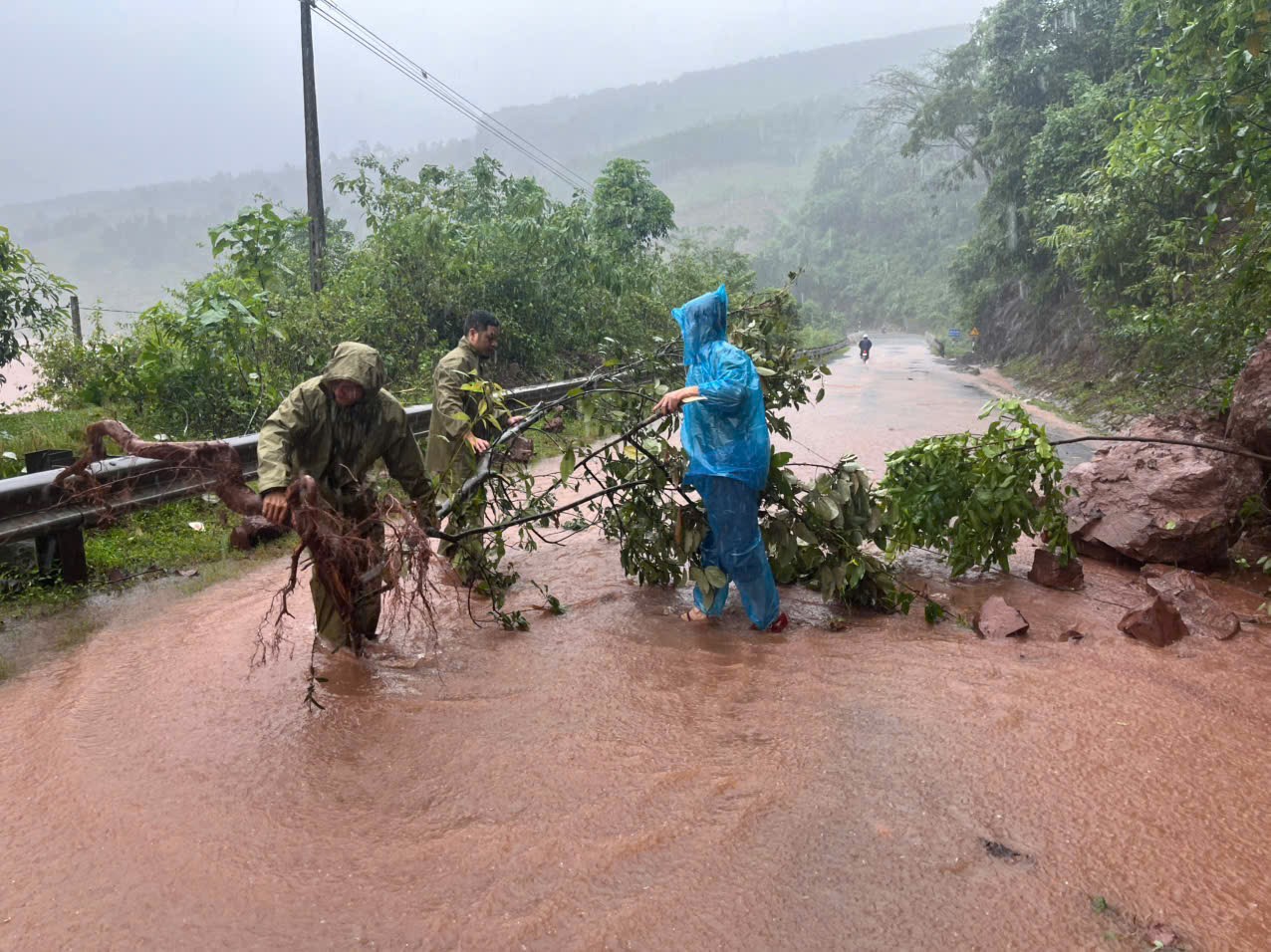 Quảng Trị: 3 người mất tích, di dời hơn 2.300 người dân trước giờ bão đổ bộ- Ảnh 3.