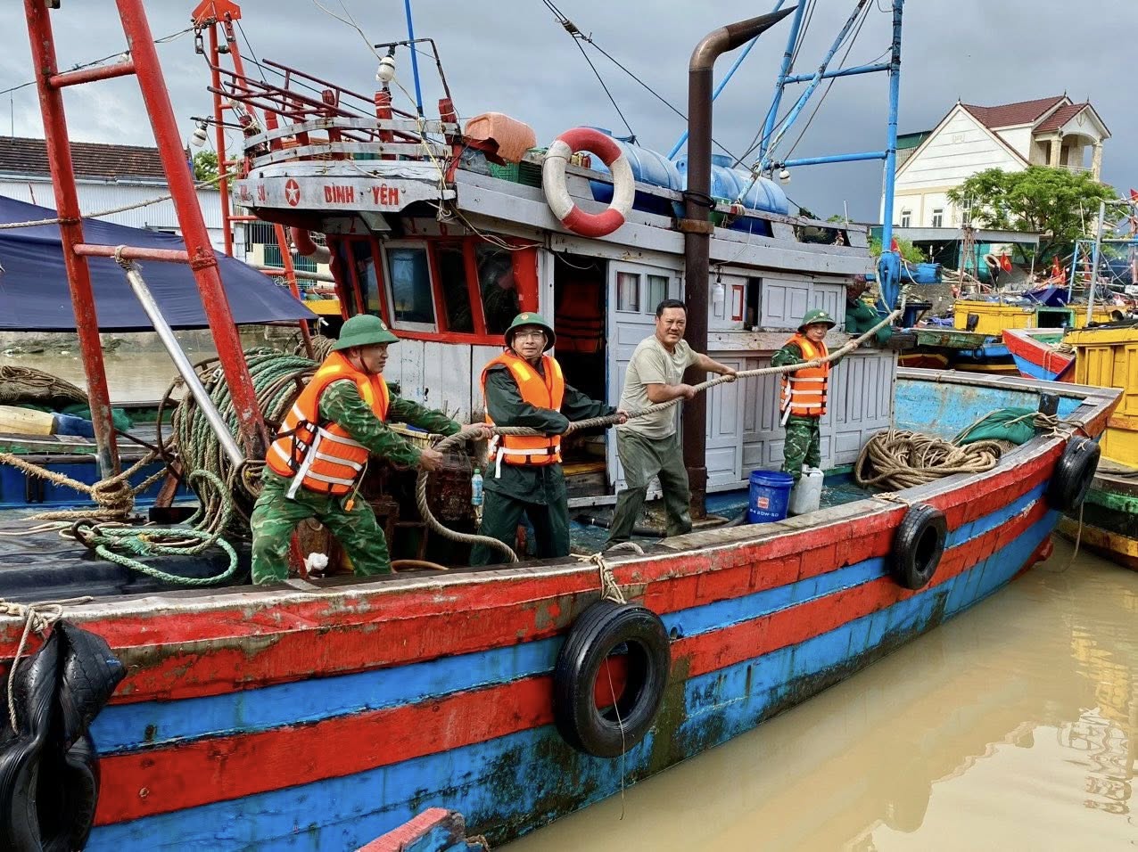 Bộ đội, công an căng mình di dời dân, chằng néo tàu thuyền chống bão Bualoi- Ảnh 2.
