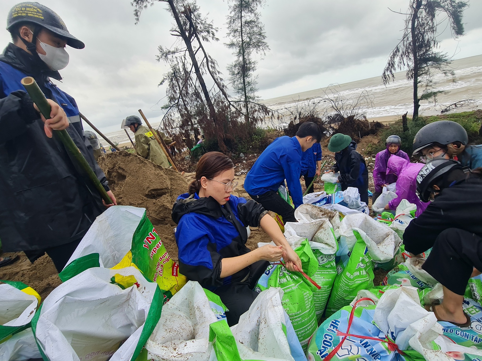 Hà Tĩnh: Hàng trăm người đội mưa gia cố đê biển phòng chống bão số 10- Ảnh 4.